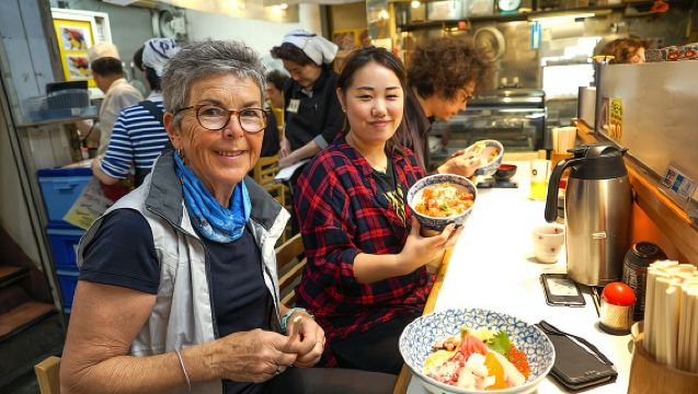 Tsukiji Fish Market Food Walking Tour (6 stops + Seafood Lunch)