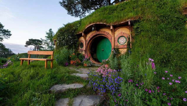 Desde Matamata: Experiencia Guiada en Hobbiton con Traslados en Autobús