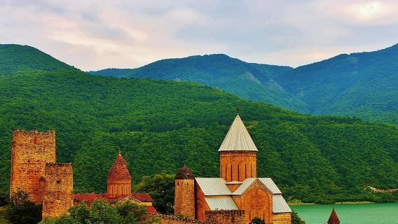 Ananuri, Gudauri, Kazbegi. Militärstraße Georgiens. Private Tour.