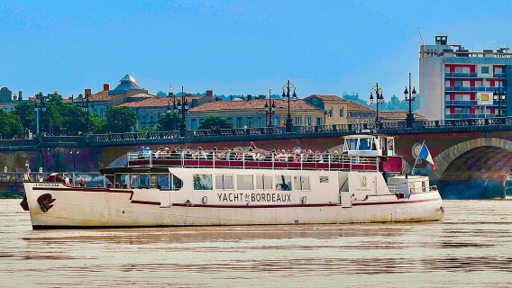 Prestige kommentierte Kreuzfahrt: Glas Wein und Canelé in Bordeaux