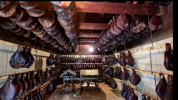 Частный тур: дегустация домашней еды и вина в доме моей семьи