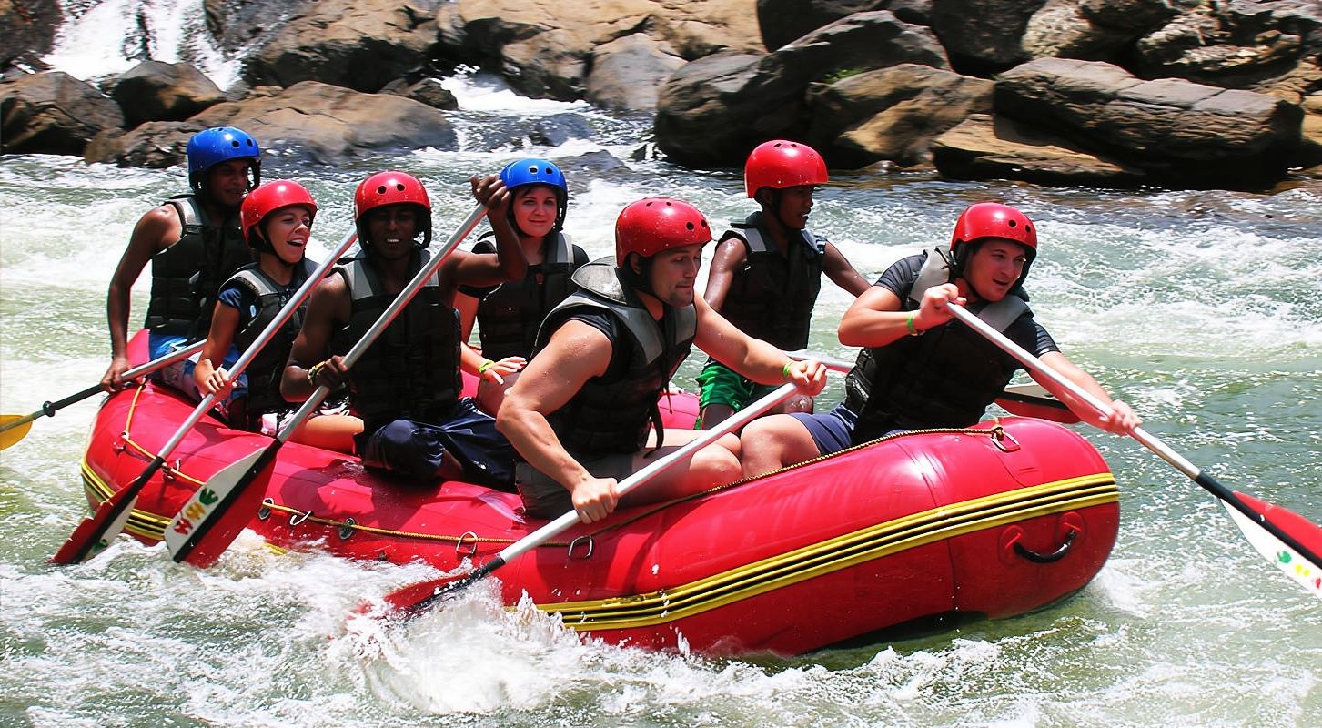 Excursión de un día de senderismo por la selva tropical y rafting en aguas bravas en Kitulgala, Sri Lanka