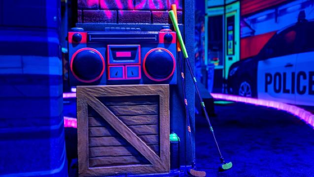 Campo de Minigolf que Brilla en la Oscuridad en Maribor