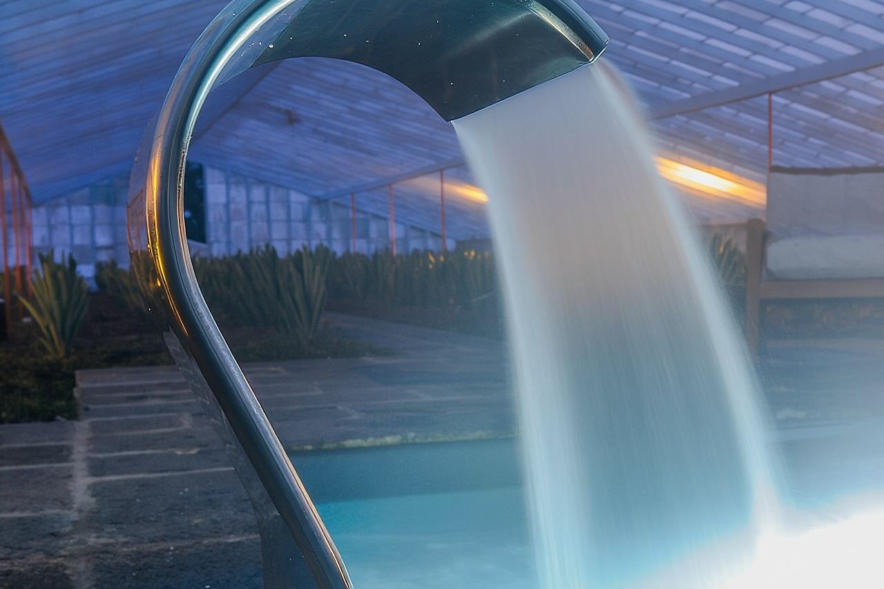 Baden im Warmwasserpool inmitten einer Ananasplantage & Abendessen