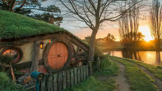 ทัวร์หนึ่งวันชมหมู่บ้านฮอบบิทและถ้ำโกลว์เวิร์มในนิวซีแลนด์ [กลุ่มเล็กพร้อมอาหารกลางวันและตั๋ว Green Dragon บริการรับส่งถึงหน้าประตูบ้าน]