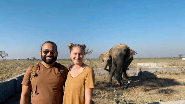 จากรถรับส่งส่วนตัวในเมืองอักราไปยังศูนย์อนุรักษ์ช้าง Wildlife SOS