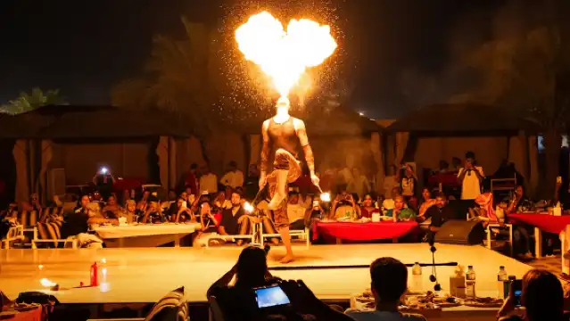 杜拜白金尊貴營地沙漠之旅連晚餐，包括酒店接送及其他活動