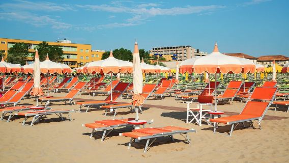 Riccione: Ô dù và ghế dài trên bãi biển tại Bãi biển 209