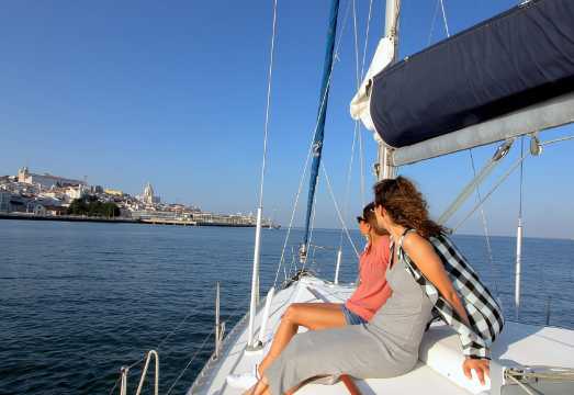 Lisbon: Sailing Tour with Wine and Snacks