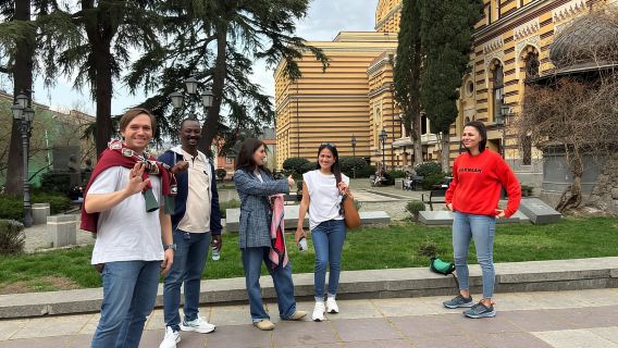 Tbilisi: Recorrido a pie nocturno con opciones de vino y paseo en barco