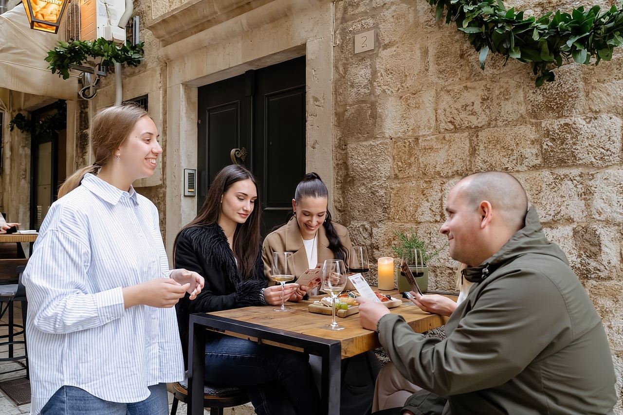 Città Vecchia di Dubrovnik: tour notturno con storia, vino e stuzzichini