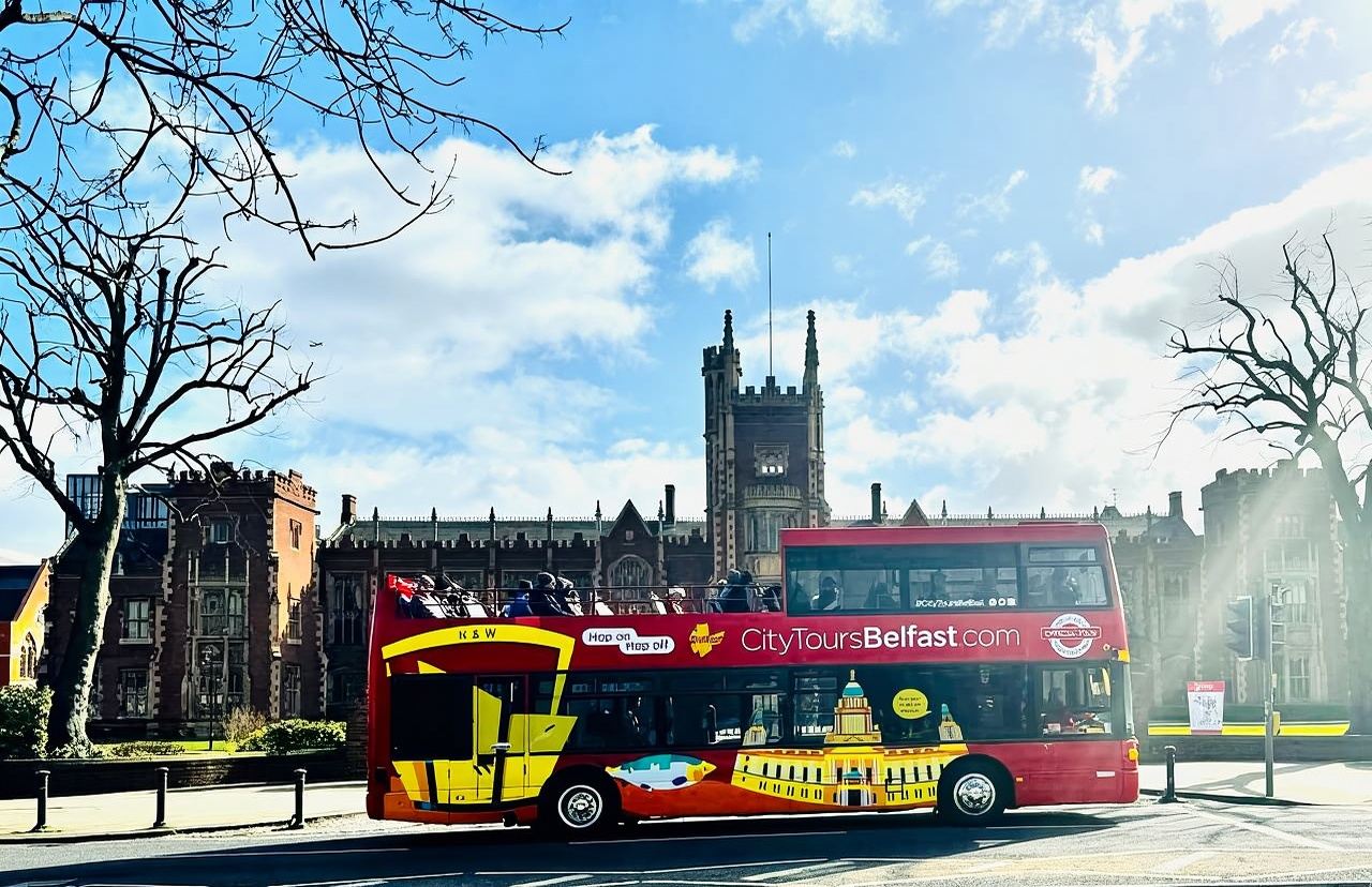 Belfast: Hop-On/Hop-Off-Bustour mit Titanic-Eintrittskarte