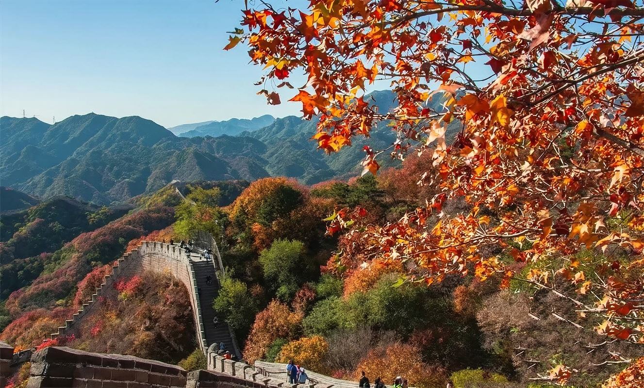 BEIJING W TOWN + Great Wall At Simatai private chartered tour & one vehicle per family, including admission tickets, multilingual driver