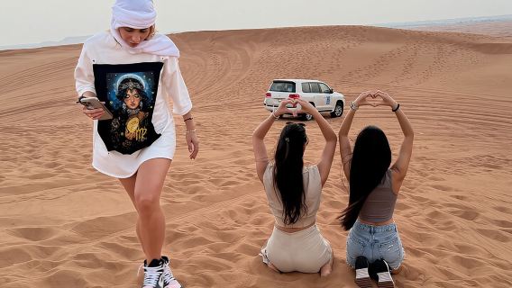 ประสบการณ์ 4 ชั่วโมงในทะเลทรายดูไบ: ขี่อูฐ + เล่นกระดานโต้ทราย + ถ่ายรูปกับเหยี่ยว