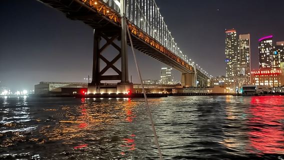 San Francisco: Segeln unter dem Vollmond bei den Lichtern der Stadt