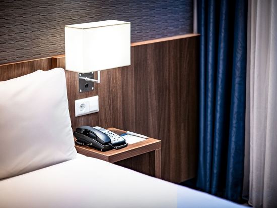 Holiday Inn Express Amsterdam - Schiphol Room Type - Standard Twin Room - Free Breakfast
