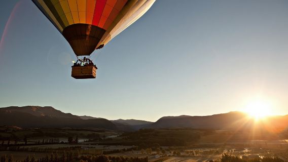 Christchurch hot air balloon ride Romantic Sunrise Tour in South Island, New Zealand (Romantic Sunrise Viewing in the Clouds + Outdoor Refreshments Provided)