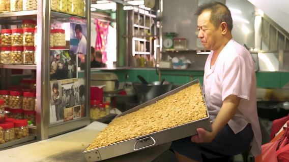 Singapore Food Tour in Chinatown Complex Hawker Center