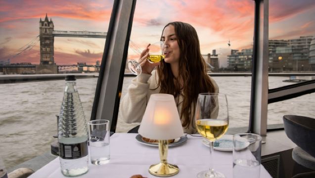 Билет на корабль/лодку/катер + ужин + шоу на прогулочном судне по Темзе в Лондоне, Великобритания