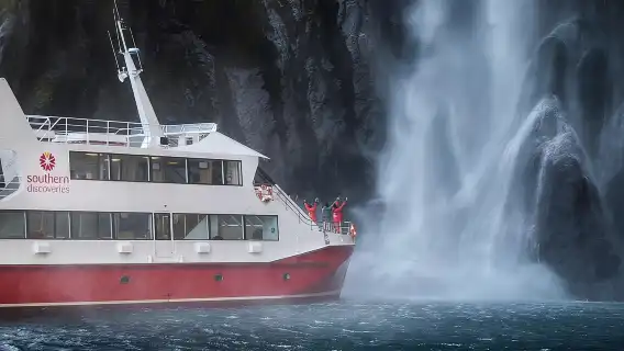 Milford Sound Coach & Cruise from Queenstown: Panoramic Views