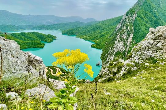 搭乘豪華 Land Rover 從地拉那出發前往加姆蒂山和博維拉湖健行