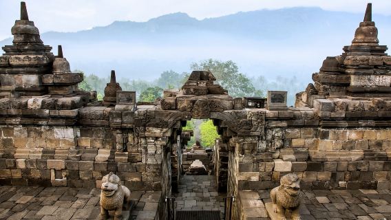 Templos de Borobudur y Prambanan con taller de batik