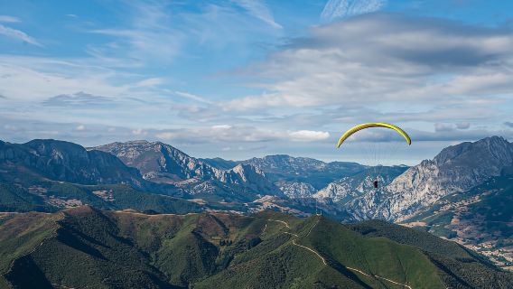 Potes: Paragliding di Picos de Europa dengan juruterbang profesional