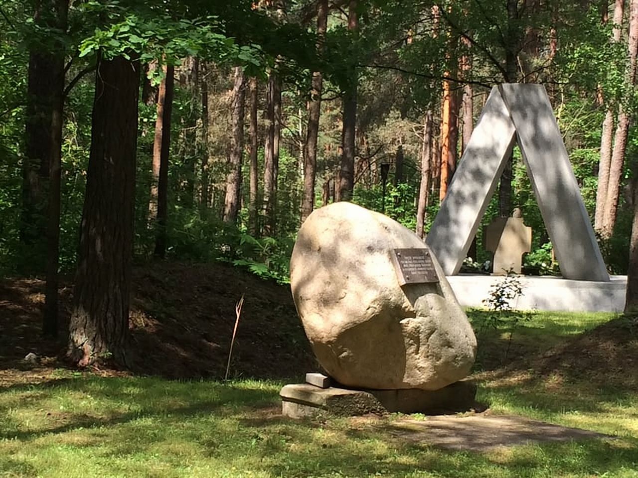 From Vilnius: Trakai Castle and Paneriai Memorial Tour