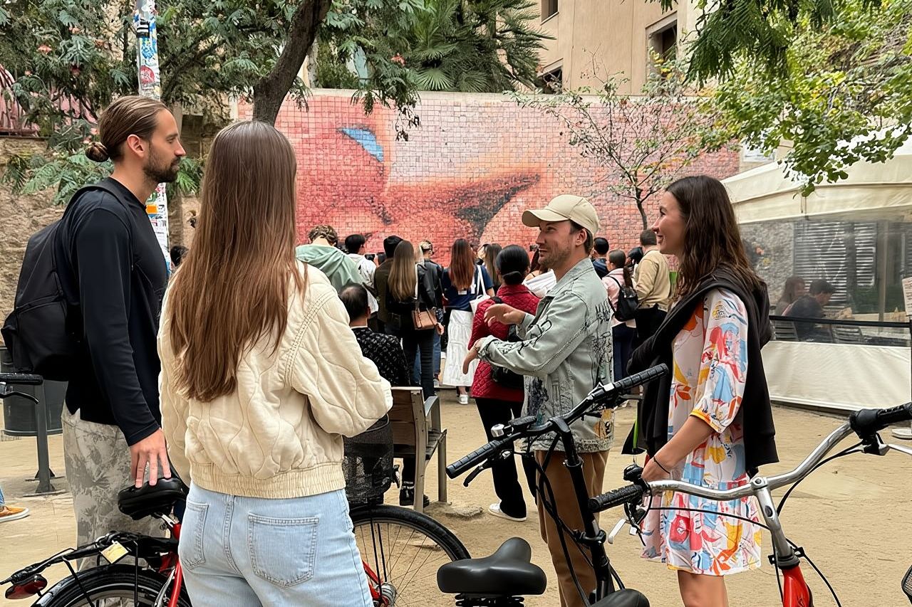 Barcellona: tour in bici o eBike, attrazioni principali e approfondimenti locali