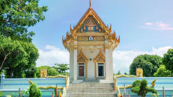 Tour in autobus con aria condizionata di mezza giornata intorno a Koh Samui - Tempio delle Mille Mani Guanyin + Tempio delle Reliquie del Corpo + Rocce del Nonno e della Nonna