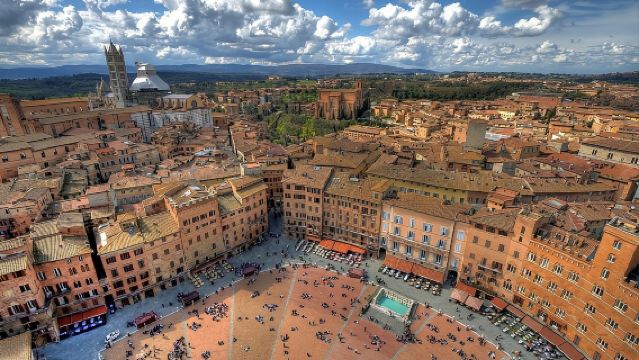 Scopri il fascino medievale di Siena con un tour a piedi privato