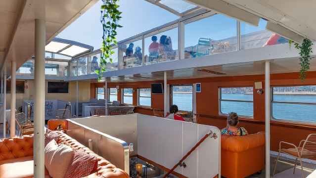 Rivierboot sightseeing reis in Lissabon met een drankje