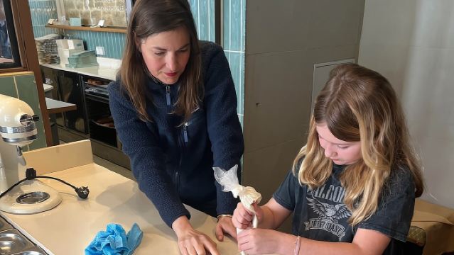 Unterhaltsamer Macaron-Kurs für Familien in Paris, preisgekrönt