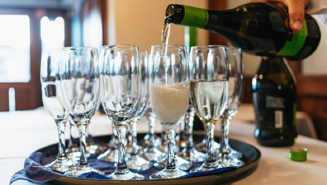 Budapest: Danube River Cruise with Goulash Soup & Lángos