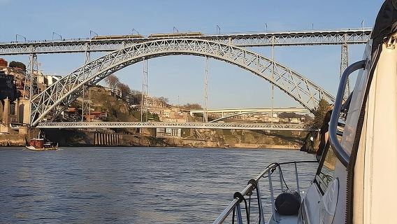 Oporto: Crucero en yate al atardecer o durante el día con bebida de bienvenida