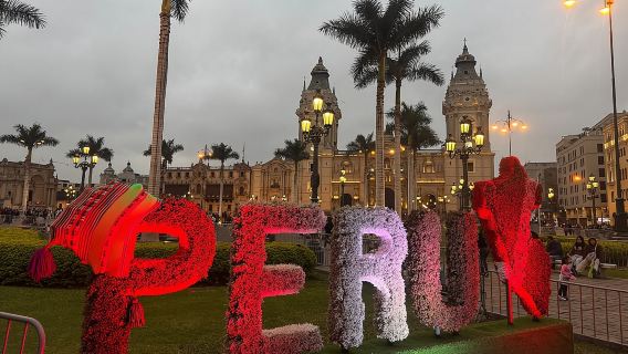 Lima de noche, incluyendo el tour de las Catacumbas y el espectáculo acuático.