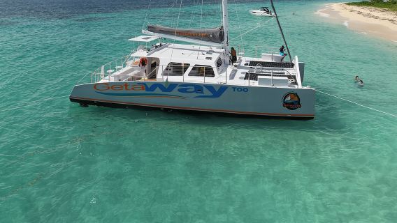 Icacos: Catamarán de vela de lujo con todo incluido, playa y snorkel