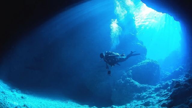 沖縄・青の洞窟で1時間のダイビングとシュノーケリング体験【恩納村発 シュノーケリング体験】人気のダイビングスポット |透明度抜群、神秘の幻想的な青の洞窟