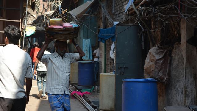 Экскурсия по трущобам Дхарави в Мумбаи с женщинами-гидами из трущоб.