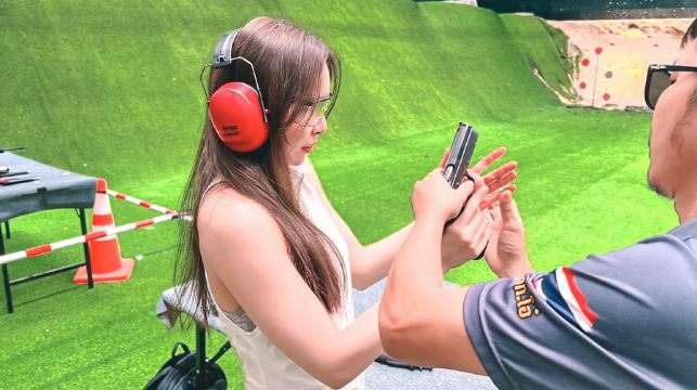 泰國芭堤雅 鷹一號射擊場Eagle 1 club 實彈爆瓶真槍靶場芭堤雅射擊俱樂部