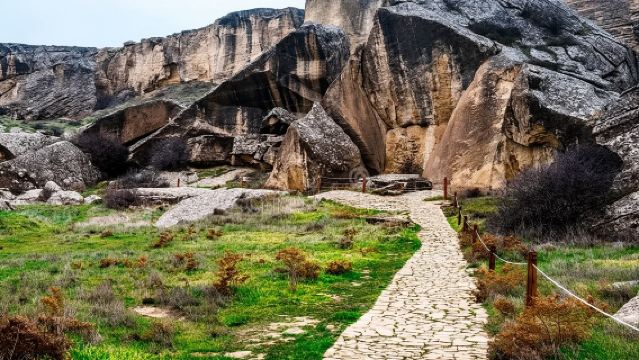 Baku: Escursione Guidata di un Giorno a Gobustan e alle Attrazioni di Absheron con Pranzo incluso