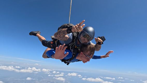 Skydive Over Barcelona – 13,000ft Tandem Jump + Transport