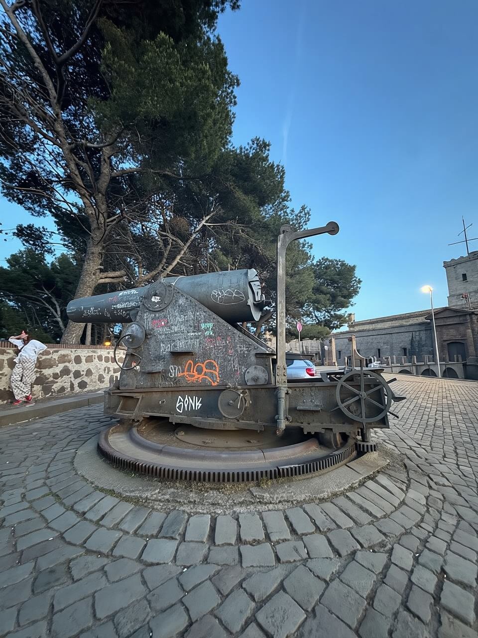 Barcelona: Montjuïc Tour with a glass of Wine