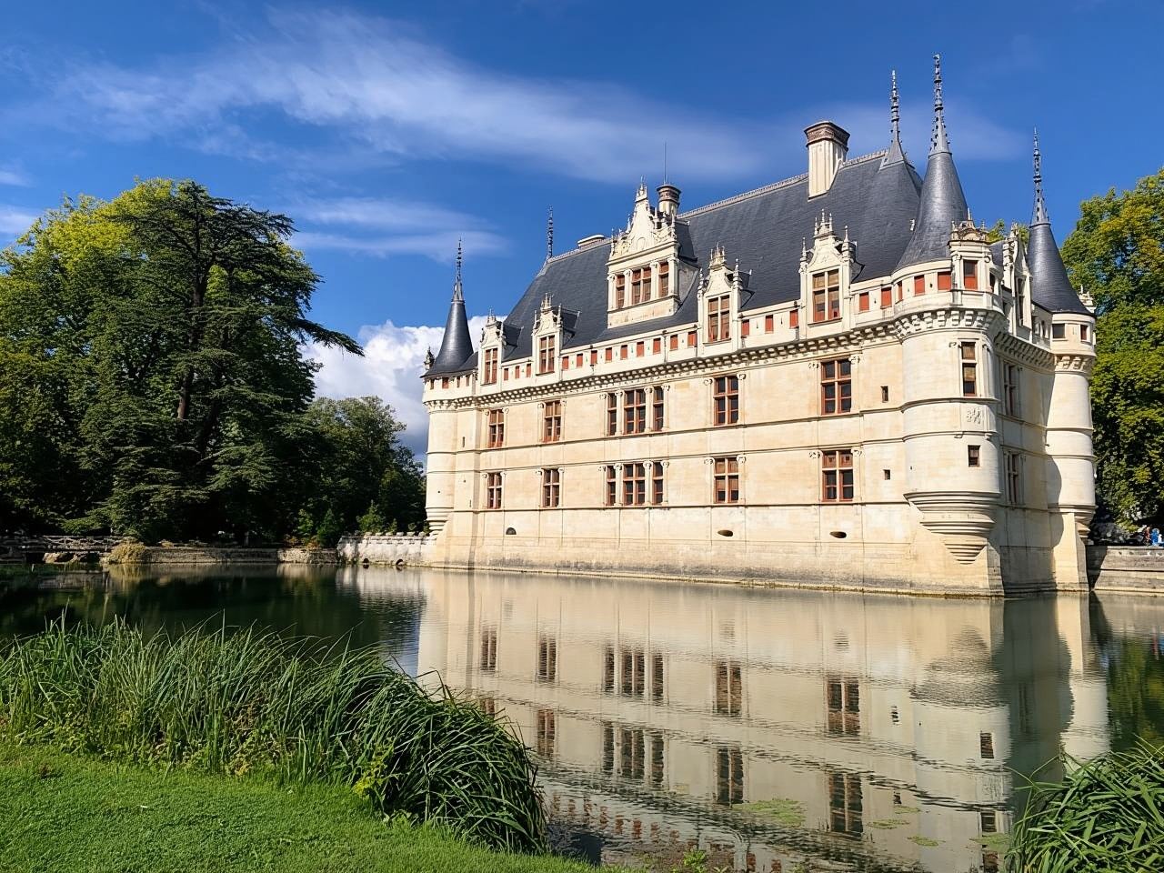 Touren: Vormittagstour zu den Schlössern Azay-le-Rideau und Villandry
