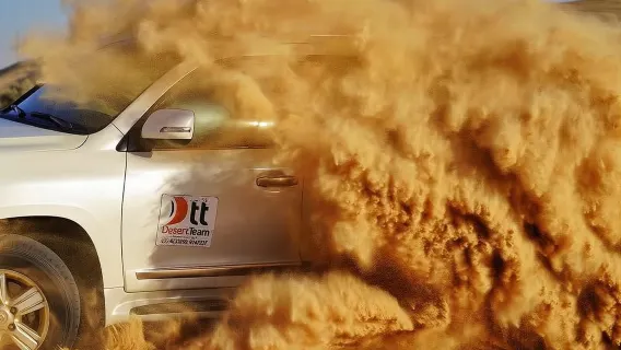 Safari por el desierto en Abu Dabi con cena de barbacoa, recorrido por las dunas y espectáculos en vivo