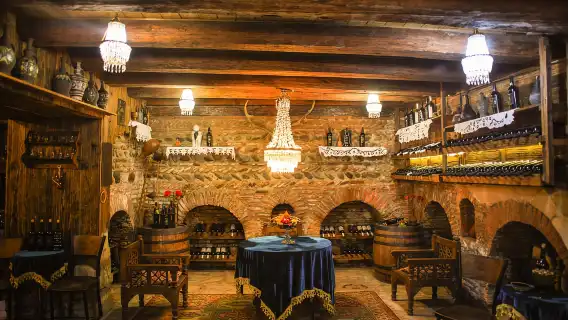 ชิมไวน์ส่วนตัวในห้องเก็บไวน์ประวัติศาสตร์ Karalashvili