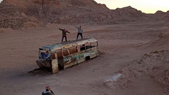San Pedro de Atacama: Vallecito + Visita guiada en autobús abandonado