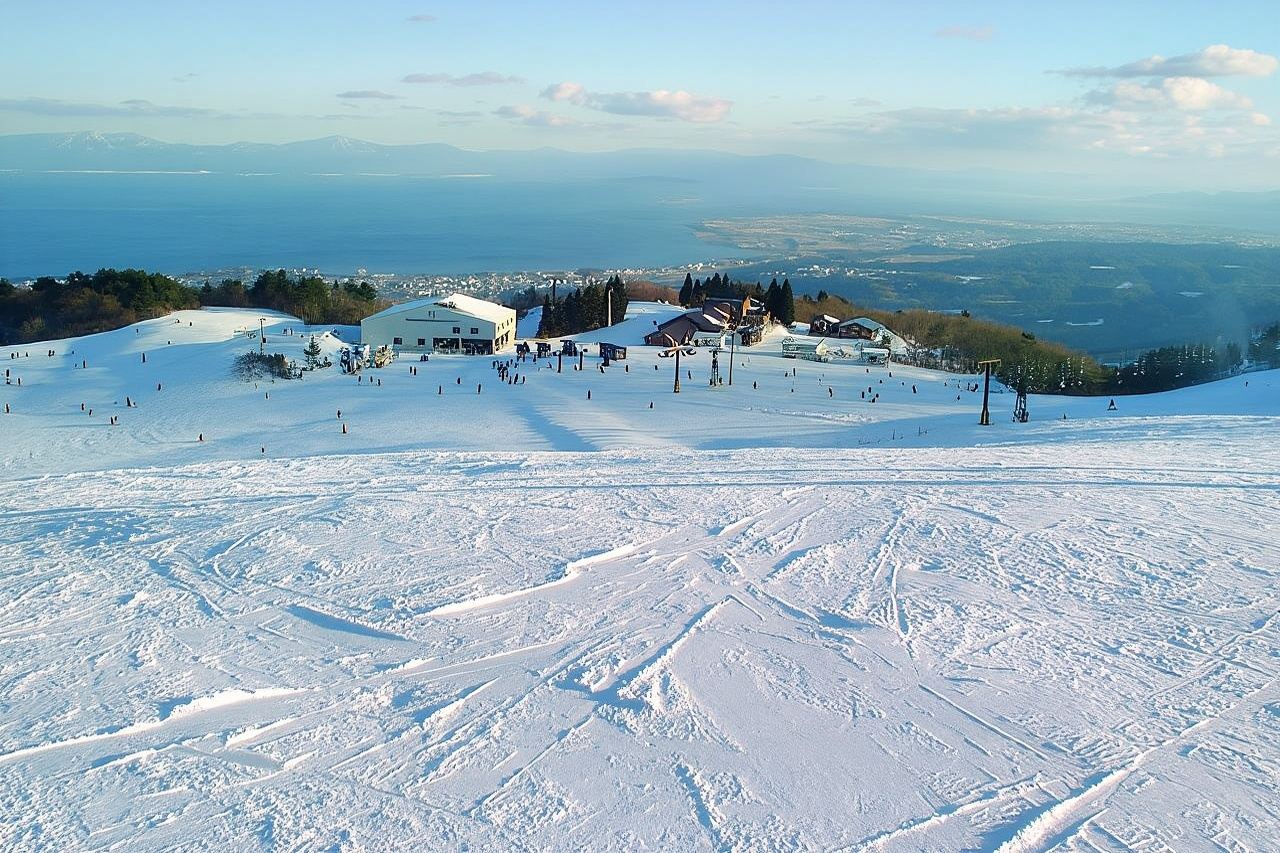 Tagesausflug zum Skifahren am Hakodateyama in der Präfektur Shiga, Japan, inklusive Eintritts-Ticket, Seilbahnfahrt, Skiausrüstung und Skibekleidung