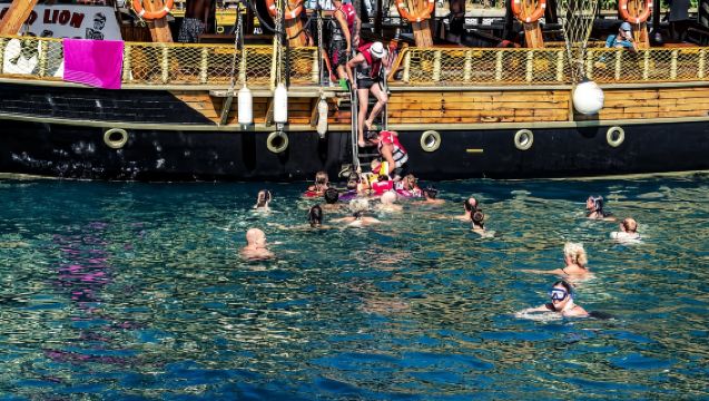 Alanya: Pirate Boat with Transfer, Lunch & Unlimited Drinks