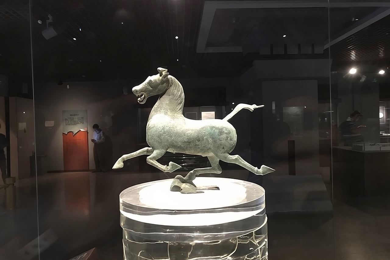 Private Lanzhou Day Tour: White Pagoda Hill, Zhongshan Bridge, Yellow River etc 